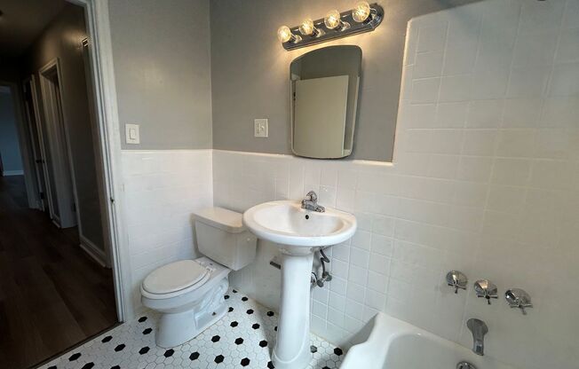 2 beds, 1 bath, 800 sqft, $1,720, Unit 6230 Fifth Ave. #320D