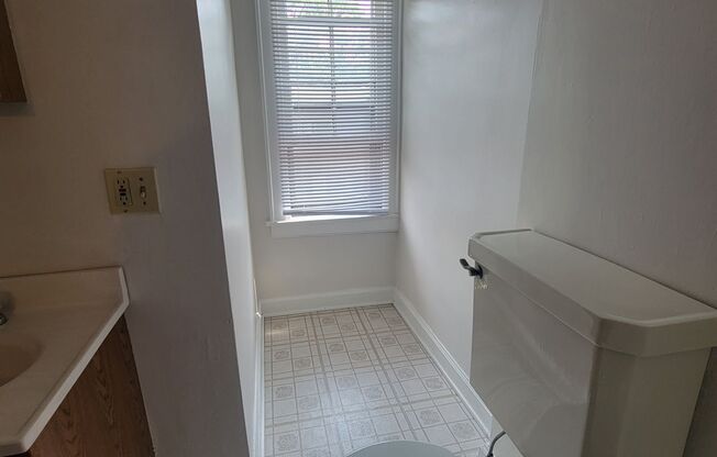 1 bed, 1.5 baths, $1,000, Unit C