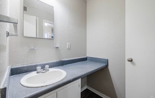 1 bed, 1 bath, 612 sqft, $895, Unit H094