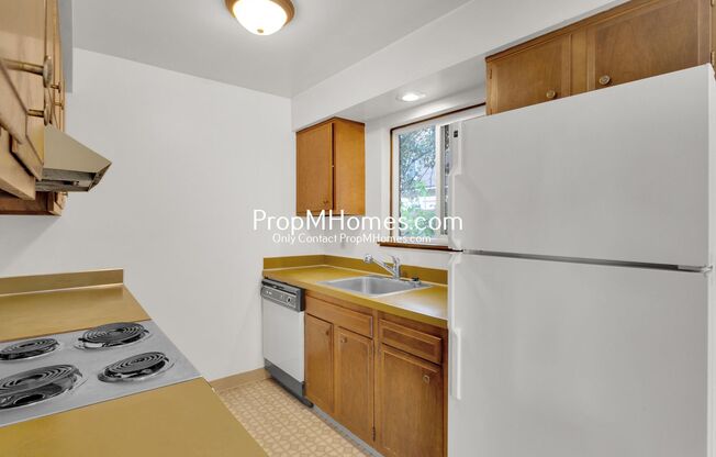 Cozy Two Bedroom Duplex in Oregon City - Parking Included!