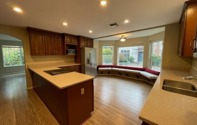 Wonderful Dunthorpe Carriage House with access to Riverdale Schools. Some utilities included.