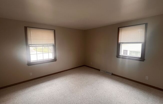 3 beds, 1.5 baths, $1,900, Unit 2852 - LEFT