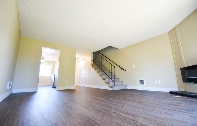 Spacious 2 bedroom 1.5 bath Town house Apartment!