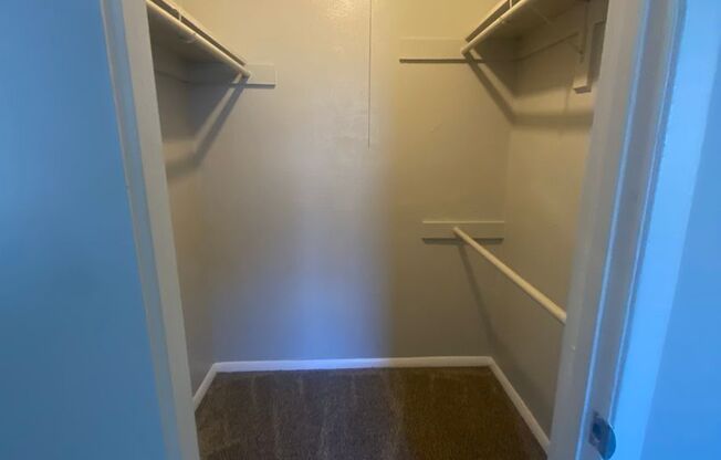 2 beds, 1 bath, 900 sqft, $1,051, Unit 09H
