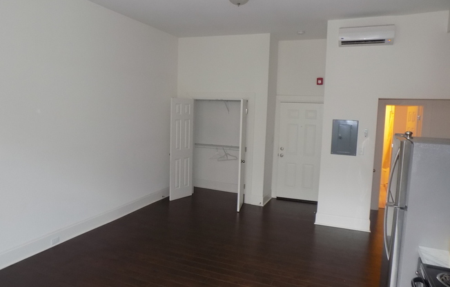 Studio, 1 bath, $850, Unit 1012-2A