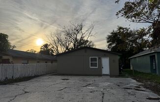 Recently renovated 2 Bedrooms and 1 Bath duplex in Lakeland