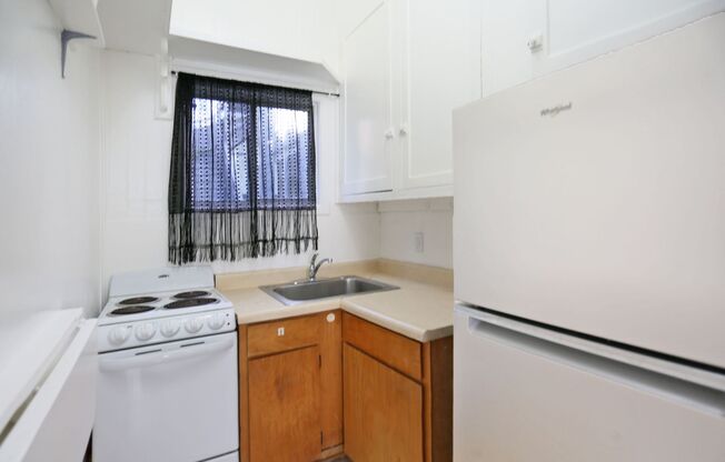 OPEN HOUSE: Sunday (3/15) 2:40pm-3:00pm Ground Floor Studio in Pacific Heights (2803 ½ Greenwich Street)