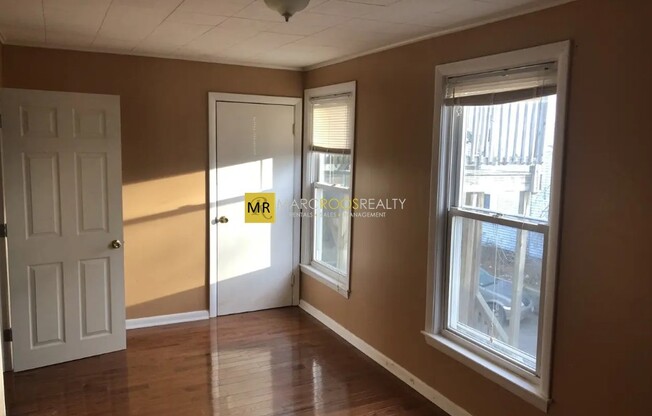 85 R GLN ST