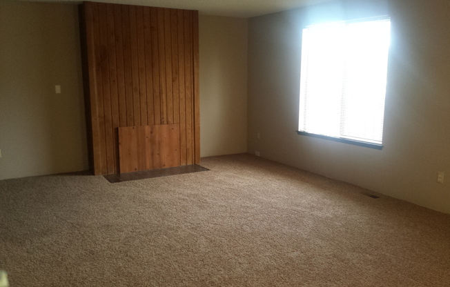 2 beds, 1 bath, 915 sqft, $1,300, Unit D