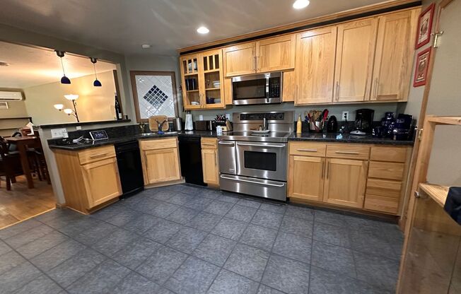 Cozy & Convenient 2-Bedroom Home with Large Yard in Burien Available 8/28/25!