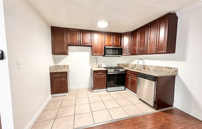 6025 WHITSETT AVE
