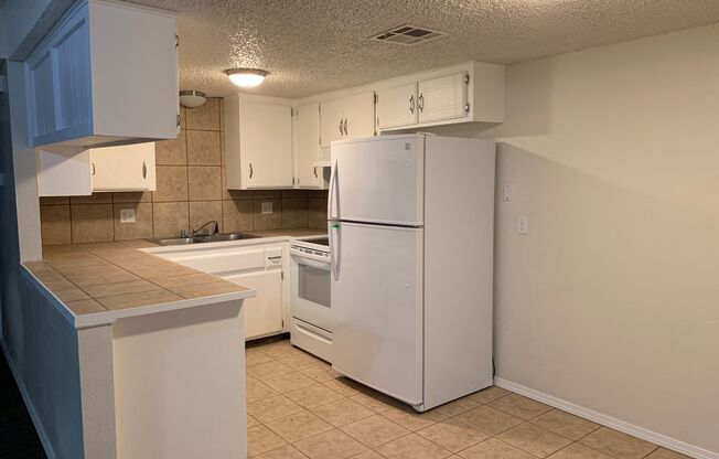 2 beds, 1 bath, 975 sqft, $925, Unit 1011 N 5th