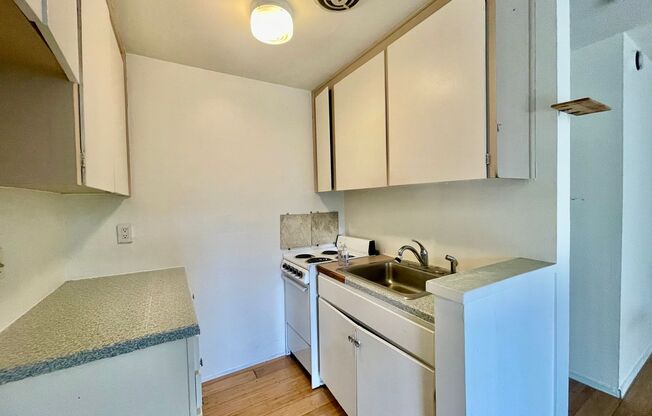 1 bedroom, 1 Bath Apartment in Columbia City! $1300 Per month