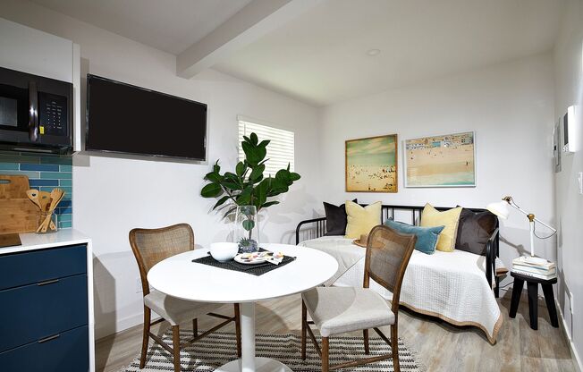 Newly Renovated Community 2 Blocks From The Beach!