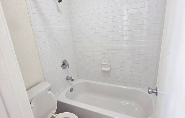 2 beds, 1 bath, 900 sqft, $1,045, Unit ELP2202-251