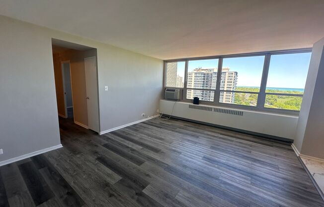 3 Bed 1.5 Bath in Lakeview!