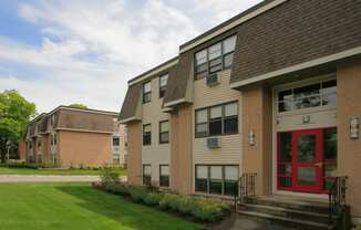 Entrance Oxford Apartments Stoughton