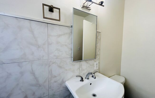 1233 N Ardmore Ave Apartments