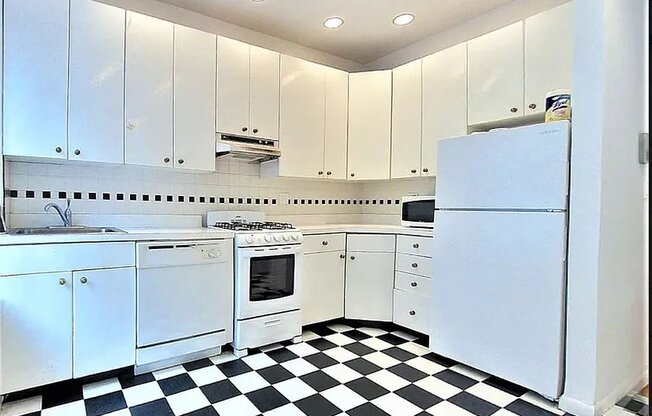 1402 LEXINGTON AVE