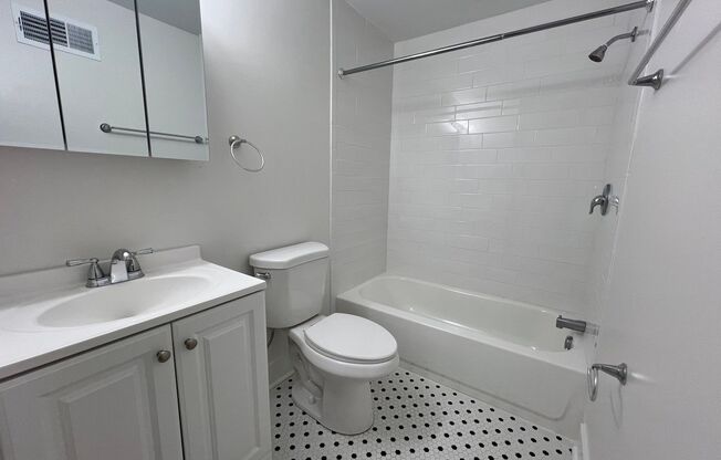 2 beds, 1 bath, 750 sqft, $2,139, Unit 5645 Hobart Street #3