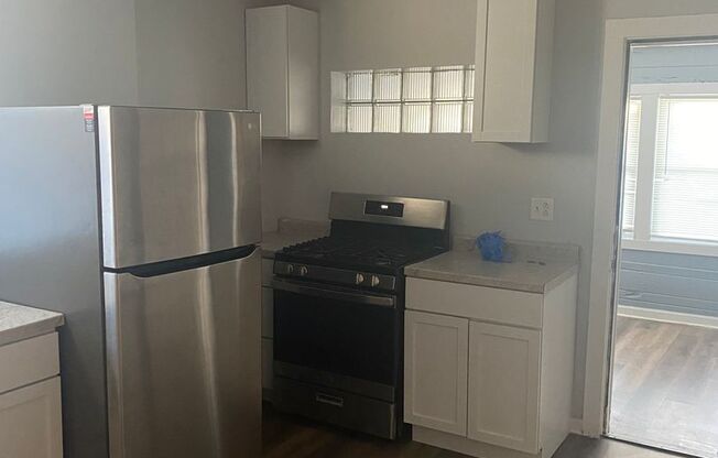 3 beds, 1 bath, $1,600, Unit Unit 2