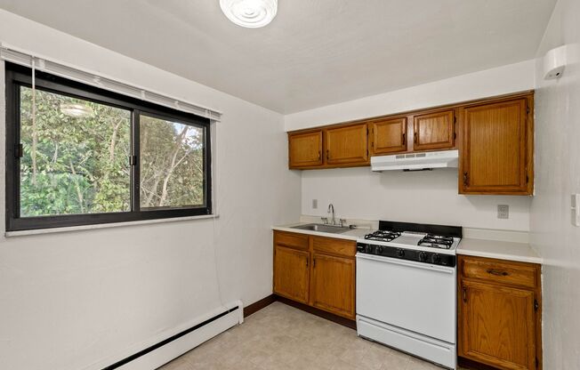 2 beds, 1 bath, $949, Unit 10615 Lindberg Ave. C5 - Apt. 5