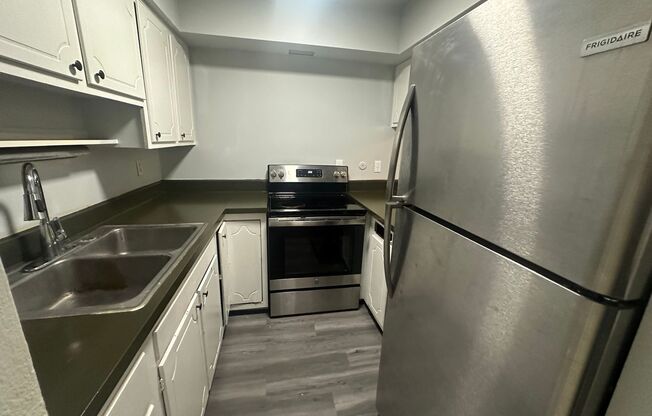 1 bed, 1 bath, $795, Unit 900 Parkview Ave. - Unit 21A