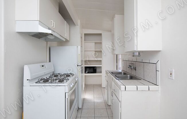 2033 - 2037 1/2 Grand Avenue