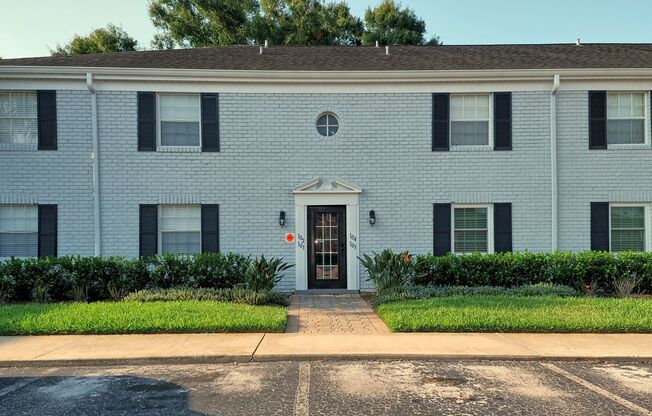 2/2, updated, 1st floor condo, in Winter Park