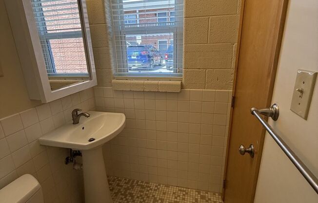 Studio, 1 bath, 500 sqft, $625, Unit 1024 SUNSET #04