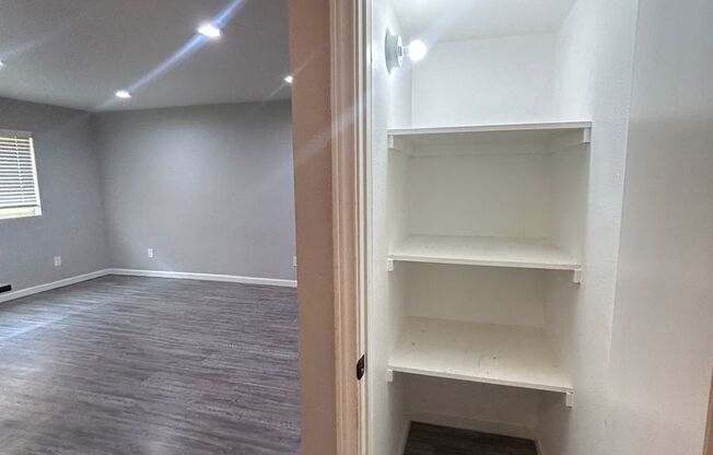 4912 Gaston