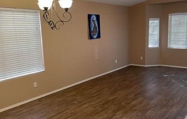 SPACIOUS 4 bedroom, 2 bath home in Phoenix!