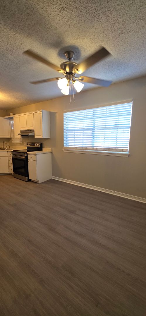 2 beds, 2 baths, 925 sqft, $1,100, Unit 213