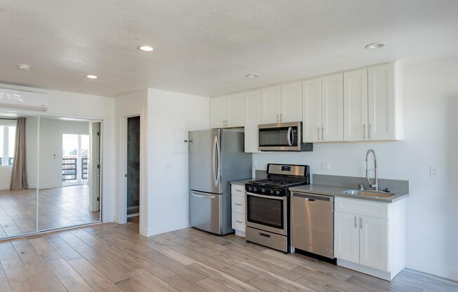 Studio, 1 bath, 400 sqft, $995, Unit #35