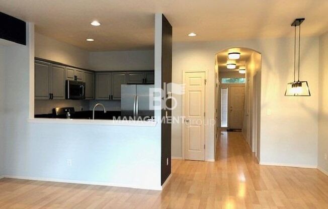 Half-off First Month's Rent! Updated Beaverton Townhome Close to Nike! Private Yard/Patio