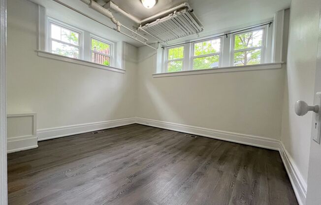 2 beds, 1 bath, $1,300, Unit 31A