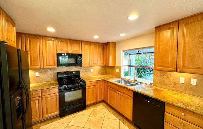 Great 3B/2.5BA House in Gated Community in Vista!