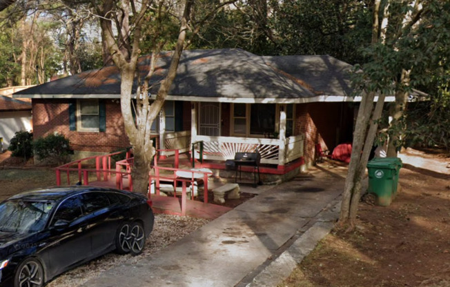 2068 E Lilac Ln - Cozy 3 Bedroom Home with Huge Backyard in Decatur, GA