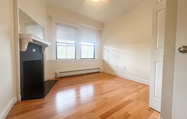 2 beds, 1.5 baths, 924 sqft, $2,880, Unit 12