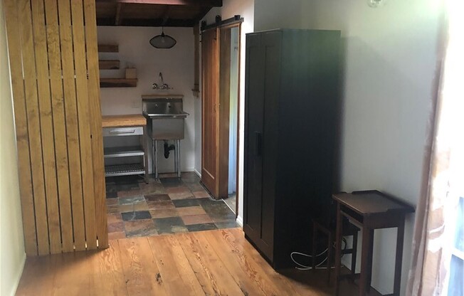 Studio, 1 bath, 300 sqft, $1,875, Unit B