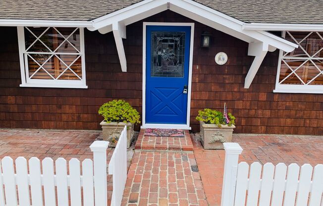 Charming beach 2 bedroom / 1 bath beach cottage steps from the Bay and Beach on Balboa Peninsula