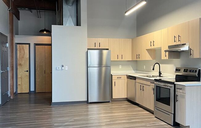 Studio, 1 bath, 640 sqft, $1,085, Unit 403