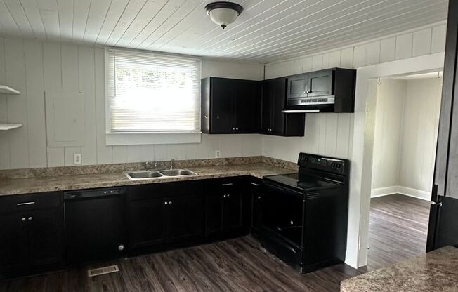 Charming Home in Downtown Flowery Branch!