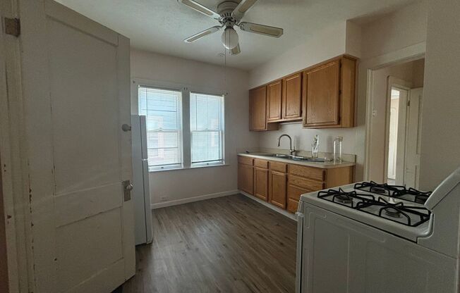 2 beds, 1 bath, $925, Unit Down