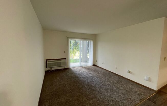 3 beds, 1 bath, 1,040 sqft, $1,800, Unit 3172-104