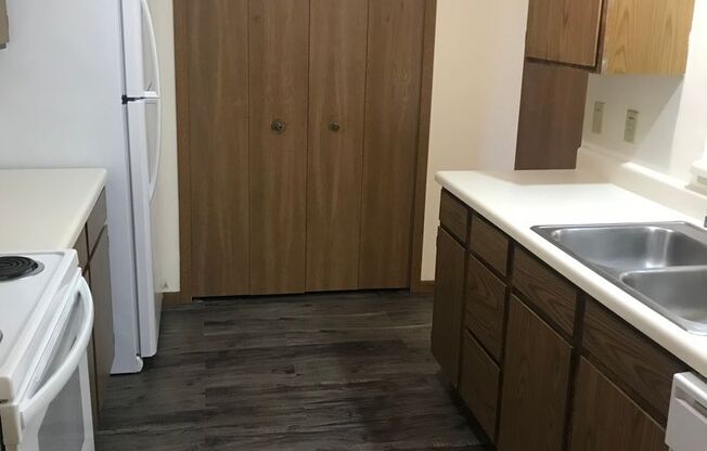 3 beds, 1 bath, 1,040 sqft, $1,695, Unit 3172-301