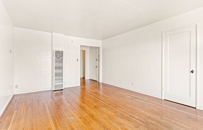 Top Floor Art Deco Apartment in Laurel Heights; 2 Bed, 1 Bath Near Shops & Transit!