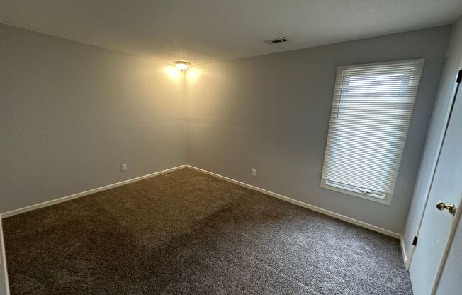 2 beds, 1 bath, 900 sqft, $995, Unit 12