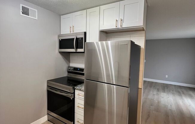 2 beds, 1 bath, 850 sqft, $1,400, Unit 8483-6