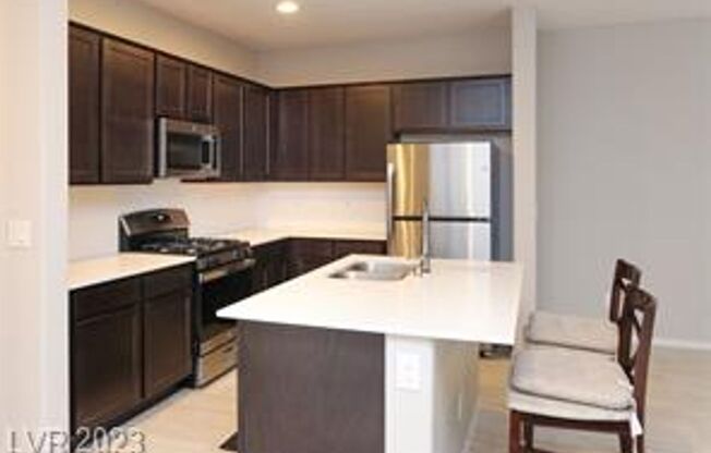 3 Bedroom townhome near Henderson Hospital.  Galleria Mall, Sunset Station and many restaurants within a 2 mile radius